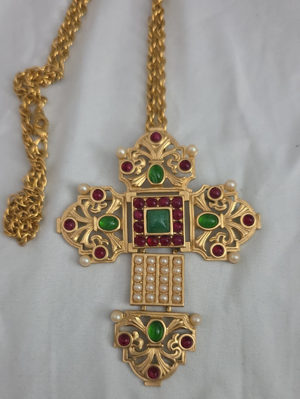 Vintage ELIZABETH TAYLOR for AVON KATHARINA CROSS Ruby Emerald Pearl Pin & Chain